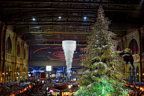 Julmarknad Zürichs Centralstation Schweiziska Alperna Royaltyfria Stockbilder