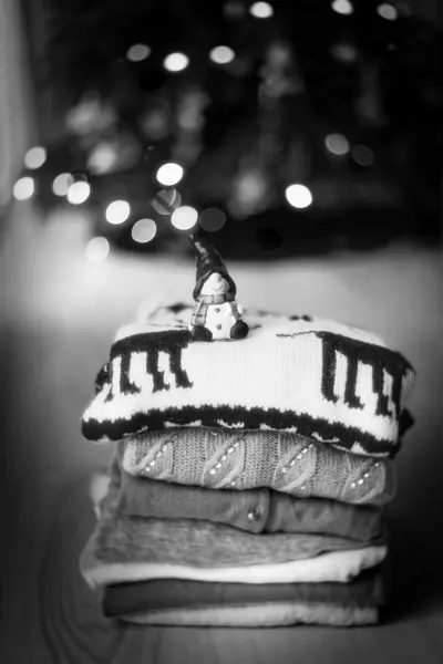Karácsonyi Figura Tomte Egy Halom Pulóveren Karácsonyfa Alatt Fekete Fehér Stock Fotó