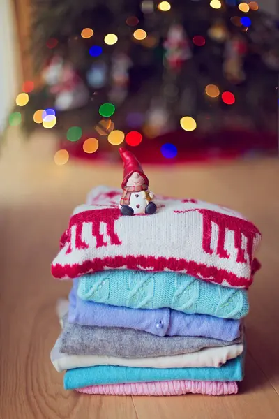 Julfigur Tomte Hög Med Tröjor Julgranen Stockbild