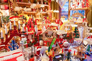 Colmar, Alsace, Fransa 'daki Noel pazarında Noel süsleri.