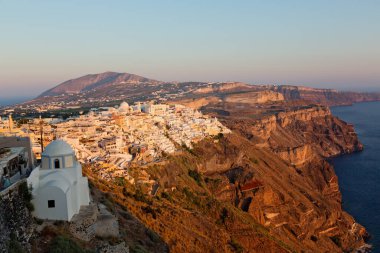 Günbatımında Santorini Adası 'nın panoramik manzarası, Kiklad, Yunanistan