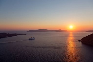 Günbatımında Santorini Adası 'nın panoramik manzarası, Kiklad, Yunanistan