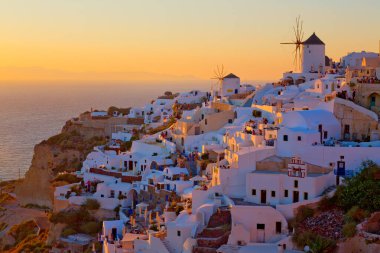 Günbatımında Santorini Adası 'nın panoramik manzarası, Kiklad, Yunanistan