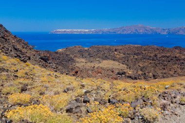 Santorini Adası ve Nea Cameni 'nin panoramik manzarası. Cyclades, Yunanistan