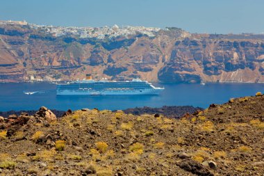 Santorini Adası ve Nea Cameni 'nin panoramik manzarası. Cyclades, Yunanistan