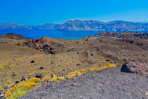 Santorini Adası ve Nea Cameni 'nin panoramik manzarası. Cyclades, Yunanistan