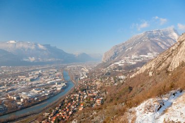 Fransa 'nın Fransız Alplerindeki Grenoble şehrinin panoramik görüntüsü 