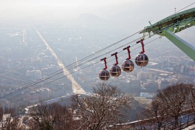 Fransa 'nın Fransız Alplerindeki Grenoble şehrinin panoramik görüntüsü 