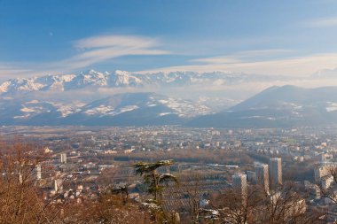 Fransa 'nın Fransız Alplerindeki Grenoble şehrinin panoramik görüntüsü 