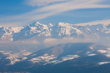 Fransa 'nın Fransız Alplerindeki Grenoble şehrinin panoramik görüntüsü 