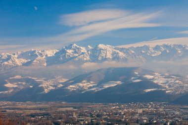 Fransa 'nın Fransız Alplerindeki Grenoble şehrinin panoramik görüntüsü 