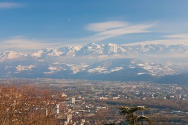 Fransa 'nın Fransız Alplerindeki Grenoble şehrinin panoramik görüntüsü 