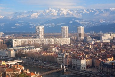 Fransa 'nın Fransız Alplerindeki Grenoble şehrinin panoramik görüntüsü 