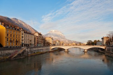 Fransa 'nın Fransız Alplerindeki Grenoble şehrinin panoramik görüntüsü 