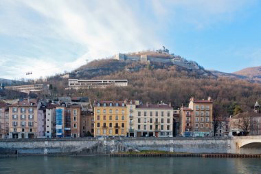 Fransa 'nın Fransız Alplerindeki Grenoble şehrinin panoramik görüntüsü 