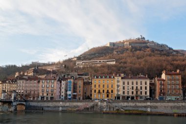 Fransa 'nın Fransız Alplerindeki Grenoble şehrinin panoramik görüntüsü 