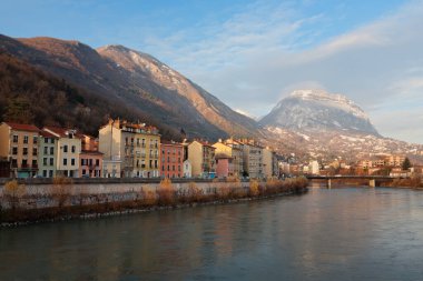 Fransa 'nın Fransız Alplerindeki Grenoble şehrinin panoramik görüntüsü 