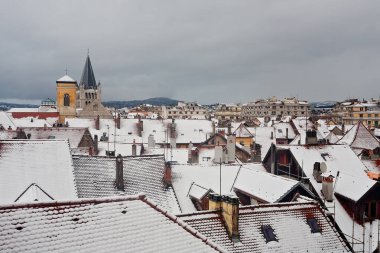 Annecy köyünün kışın panoramik manzarası, Fransız Alpleri, Fransa
