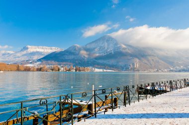 Annecy Gölü 'nün panoramik manzarası, Fransız Alpleri, Fransa