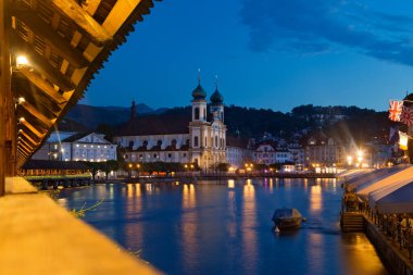 Lucerne şehrinin alacakaranlıktaki panoramik manzarası, İsviçre Alpleri, İsviçre