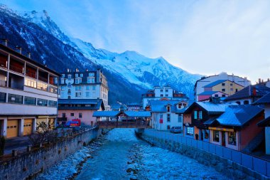 Geceleri Chamonix 'in panoramik manzarası, Mont Blanc Area, Fransız Alpleri, Fransa