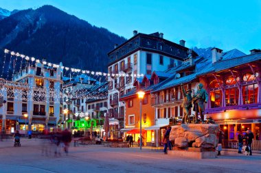 Geceleri Chamonix 'in panoramik manzarası, Mont Blanc Area, Fransız Alpleri, Fransa