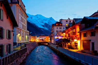 Geceleri Chamonix 'in panoramik manzarası, Mont Blanc Area, Fransız Alpleri, Fransa