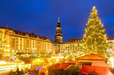 Almanya 'nın Dresden şehrinde Noel Pazarı' nın panoramik manzarası