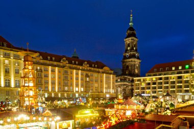 Almanya 'nın Dresden şehrinde Noel Pazarı' nın panoramik manzarası