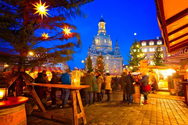 Dresden, Saksonya, Almanya 'daki Noel Pazarı' nın panoramik manzarası