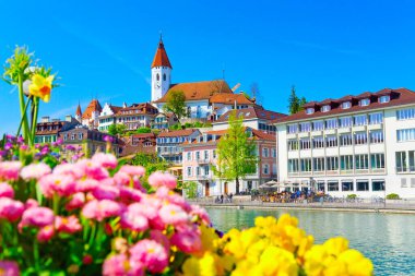 Güzel Thun şehri, Thunersee Gölü, İsviçre Alpleri, İsviçre