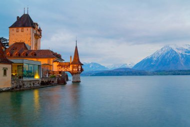 Alacakaranlık sırasında Oberhofen Kalesi 'nin panoramik manzarası, Thunersee Gölü, Bernese Highlands, İsviçre Alpleri, İsviçre