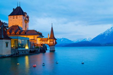 Alacakaranlık sırasında Oberhofen Kalesi 'nin panoramik manzarası, Thunersee Gölü, Bernese Highlands, İsviçre Alpleri, İsviçre