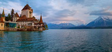 Alacakaranlık sırasında Oberhofen Kalesi 'nin panoramik manzarası, Thunersee Gölü, Bernese Highlands, İsviçre Alpleri, İsviçre