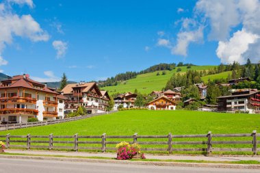 Güney Tyrol 'daki güzel geleneksel köy, Trentino Alto Adige, İtalya