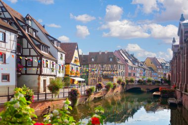 Colmar, Alsace, Fransa 'nın ortaçağ köyünün panoramik manzarası