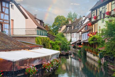 Colmar, Alsace, Fransa 'nın ortaçağ köyünün panoramik manzarası