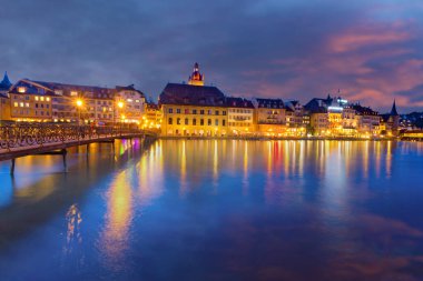 Lucerne City 'nin alacakaranlık, İsviçre Alpleri ve İsviçre' deki panoramik manzarası