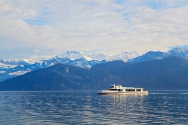İsviçre Alpleri 'ndeki Lucerne Gölü' ndeki Weggis Köyü 'nün panoramik manzarası