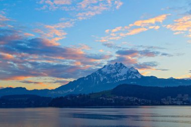 Pilatus Dağı, İsviçre Alpleri ve İsviçre ile Lucerne Gölü Panoramik Manzarası