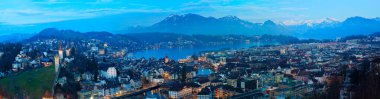 Geceleri Lucerne şehrinin panoramik manzarası, İsviçre Alpleri, İsviçre