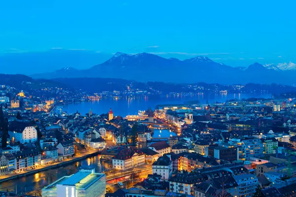 Geceleri Lucerne şehrinin panoramik manzarası, İsviçre Alpleri, İsviçre