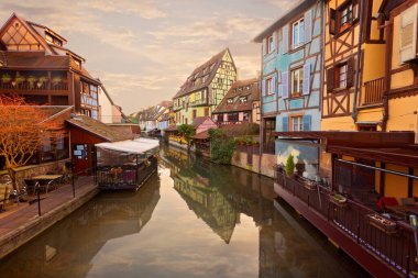 Colmar, Alsace, Fransa 'nın ortaçağ köyünün panoramik manzarası