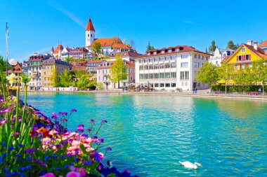 Thun şehrinin panoramik manzarası, Thun Gölü, İsviçre Alpleri, İsviçre