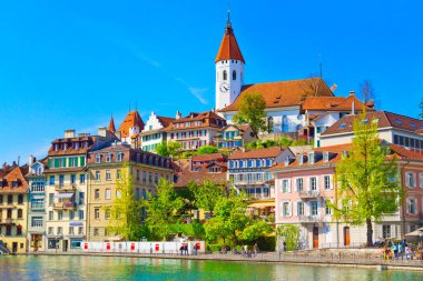 Thun şehrinin panoramik manzarası, Thun Gölü, İsviçre Alpleri, İsviçre