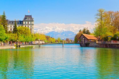 Thun şehrinin panoramik manzarası, Thun Gölü, İsviçre Alpleri, İsviçre