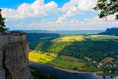 Sakson İsviçre Ulusal Parkı 'ndaki Knigstein Kalesi' nin panoramik manzarası