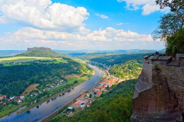 Sakson İsviçre Ulusal Parkı 'ndaki Knigstein Kalesi' nin panoramik manzarası