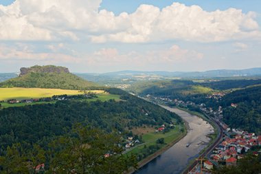 Sakson İsviçre Ulusal Parkı 'ndaki Knigstein Kalesi' nin panoramik manzarası