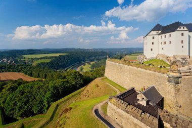 Sakson İsviçre Ulusal Parkı 'ndaki Knigstein Kalesi' nin panoramik manzarası